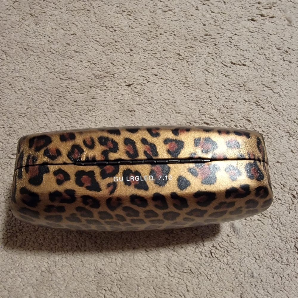 Guess Sunglasses with Case - Picture 13 of 15